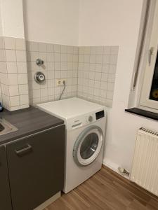 una lavatrice e asciugatrice in una piccola cucina di Schöne Wohnung in Mannheim a Mannheim
