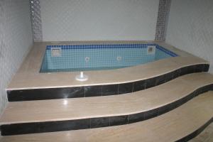 einen großen Pool mit Fliesenboden in der Unterkunft Grand Ahos Hotel in Ereğli