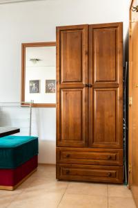 - un meuble en bois avec un pouf vert dans la chambre dans l'établissement Bansko Studio 30m From Gondola - T.K. 4B, à Bansko