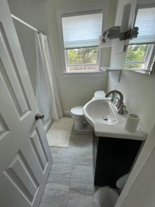 ein weißes Bad mit einem Waschbecken und einem WC in der Unterkunft Morning Sun in Middletown