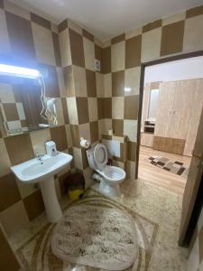een badkamer met een wastafel, een toilet en een douche bij Paradiso Resort in Sarinasuf
