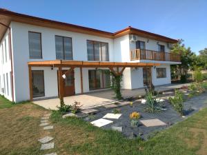 een huis met een veranda en een balkon bij Paradiso Resort in Sarinasuf