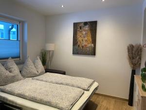 ザンクト・ヤーコプ・イン・ハウスにあるFerienwohnung Ederのベッドと壁に絵が飾られた寝室