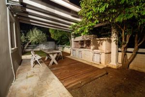 een patio met een tafel en een bank op een terras bij Theonymfi Luxury Villas in Doukádes