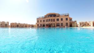 einem großen Wasserbecken vor einem Gebäude in der Unterkunft Al Bada Hotel and Resort in al-Ain