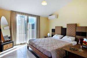 Postel nebo postele na pokoji v ubytování SG Suites Corfu, A