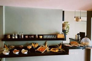 une cuisine avec un buffet de plats sur un comptoir dans l'établissement Xilo Design Hotel, à João Pessoa