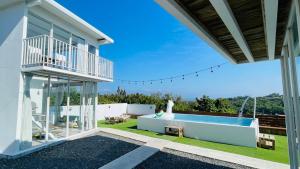 小琉球的住宿－灣琉海景Villa ，一个带游泳池和阳台的房子