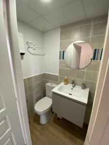 La salle de bains est pourvue de toilettes, d'un lavabo et d'un miroir. dans l'établissement Charmant studio Beaux Arts - Centre historique & WIFI, à Montpellier
