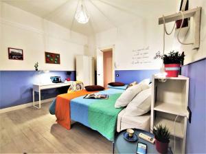 um quarto com uma cama grande e uma secretária em Central Apartments®Borgo Street 1 min to Via Etnea em Catânia
