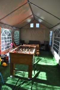 デンプキにあるWilla Horyzontのテント内のビリヤード台付きの部屋