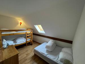 Ένα ή περισσότερα κρεβάτια σε δωμάτιο στο T3 duplex Super Besse, parking, piscine, wifi