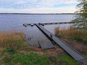 un muelle en un lago con barcos en el agua en Sternenhof Wingst, en Wingst