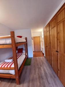 Postel nebo postele na pokoji v ubytování Bed and Snow Ski Zona Media