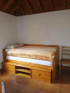 a bed in a room with a wooden dresser at Casa La Rehoya in Puntallana