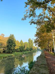 een uitzicht op een rivier met een boot erin bij Residenza delle Farfalle in Padua