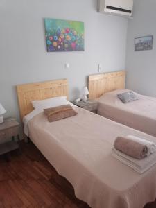 ein Schlafzimmer mit 2 Betten und Handtüchern darauf in der Unterkunft Spacious Apartment Archidamoy 114 in Sparta