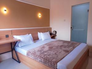 Postel nebo postele na pokoji v ubytování Al-Kiswah Syariah Guest House