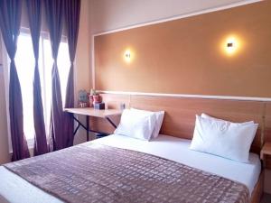 Postel nebo postele na pokoji v ubytování Al-Kiswah Syariah Guest House