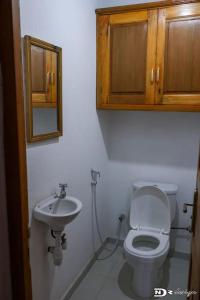 a bathroom with a toilet and a sink at Maison « tsarajoro »3ch majunga in Mahajanga