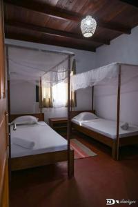 1 dormitorio con 2 literas en una habitación en Maison « tsarajoro »3ch majunga, en Mahajanga
