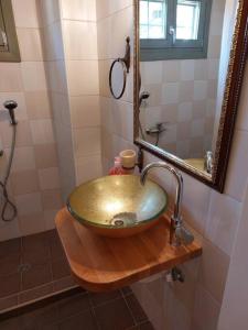 baño con lavabo y espejo en Αρχοντικό Εξοχή - Villa Exohi en Exochí