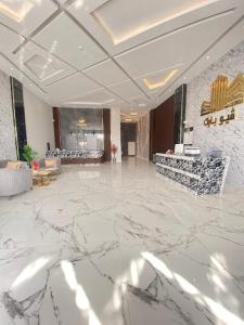 a lobby with a marble floor and a large room at فيو بارك للشقق الفندقية in Al Hofuf