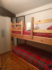 2 Etagenbetten befinden sich in einem Zimmer mit in der Unterkunft Petit Maison - Valtournenche - CIR VDA Valtournenche no 0392 in Valtournenche