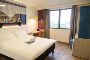 a hotel room with a bed with a laptop on it at Hotel Caiuá Lago Umuarama in Umuarama +38 photos