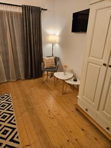 - un salon avec une chaise et une table dans l'établissement Casa Mara Viseu de Sus, à Vişeu de Sus