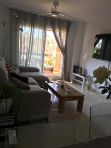salon z kanapą i stolikiem kawowym w obiekcie Superbe appartement avec piscine à 800m de la mer w mieście Bahia de Casares