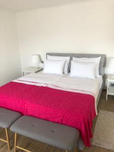 um quarto com uma cama grande e um cobertor vermelho em Apartment Ana em Otok