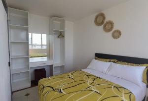 een slaapkamer met een bed en een spiegel bij Lela Holiday Apartments in Durban