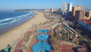 een luchtzicht op een strand en de oceaan bij Lela Holiday Apartments in Durban