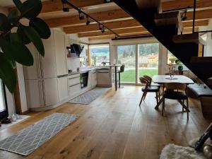 Kuchyňa alebo kuchynka v ubytovaní FERIENHAUS A&C DELUXE AM SEE