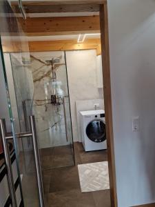 Kúpeľňa v ubytovaní FERIENHAUS A&C DELUXE AM SEE