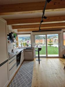 Kuchyňa alebo kuchynka v ubytovaní FERIENHAUS A&C DELUXE AM SEE