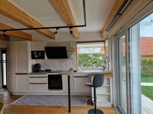 Kuchyňa alebo kuchynka v ubytovaní FERIENHAUS A&C DELUXE AM SEE