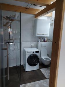 Kúpeľňa v ubytovaní FERIENHAUS A&C DELUXE AM SEE