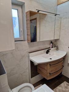 Kúpeľňa v ubytovaní FERIENHAUS A&C DELUXE AM SEE + 19 fotografií