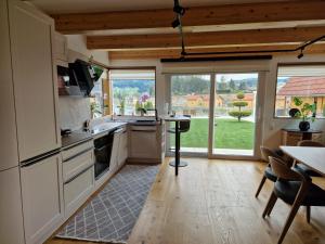 Kuchyňa alebo kuchynka v ubytovaní FERIENHAUS A&C DELUXE AM SEE