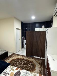 uma casa de banho com um chuveiro e um WC. em لولي قست هاوس em Al Ain
