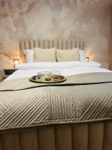 Katil atau katil-katil dalam bilik di Crystal Luxury Apartment with Free Parking in Cracow for 4 Guests