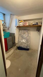 - une petite chambre avec une étagère et un sac dans l'établissement Résidence Poste & Golf, appartement pour 4 personnes au cœur de Luchon, à Luchon