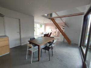 uma sala de jantar com uma mesa de madeira e cadeiras em Huis Belijn em Lokeren