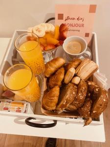 uma bandeja de alimentos e bebidas para o pequeno-almoço numa mesa em Tigre Urban Suites em Tigre