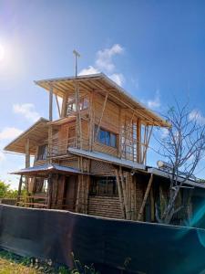 uma casa de madeira em cima de um barco em Casa Bambú Galápagos em San Cristóbal