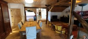 Un comedor con mesa y sillas de madera. en Maison-indi deluxe 3 slpk-6p, en Houffalize