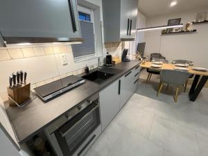 eine Küche mit Spüle und Tisch in der Unterkunft Phantasialand, Therme, Köln, Bonn, Arbeitsplatz, Bäckerei um die Ecke in Euskirchen + 18 Fotos