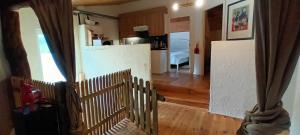 - Vistas a la cocina y a la sala de estar en Maison-indi deluxe 3 slpk-6p, en Houffalize